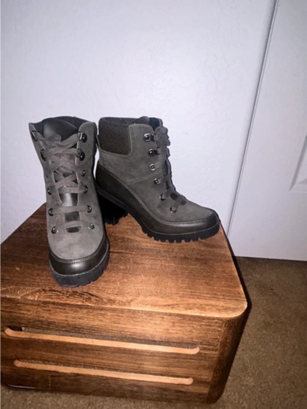 UGG Redwood Waterproof Heeled Boots Charcoal Gray Size 7.